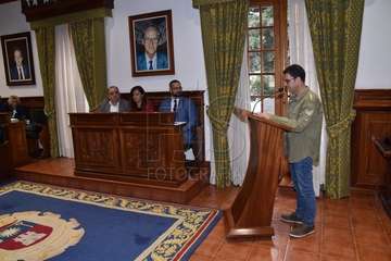 El periodista teldense Gaumet Florido leyó este jueves en el Pleno municipal el Manifiesto Institucional por el Día Internacional de las Mujeres (Foto TA y Francisco J. Santana)